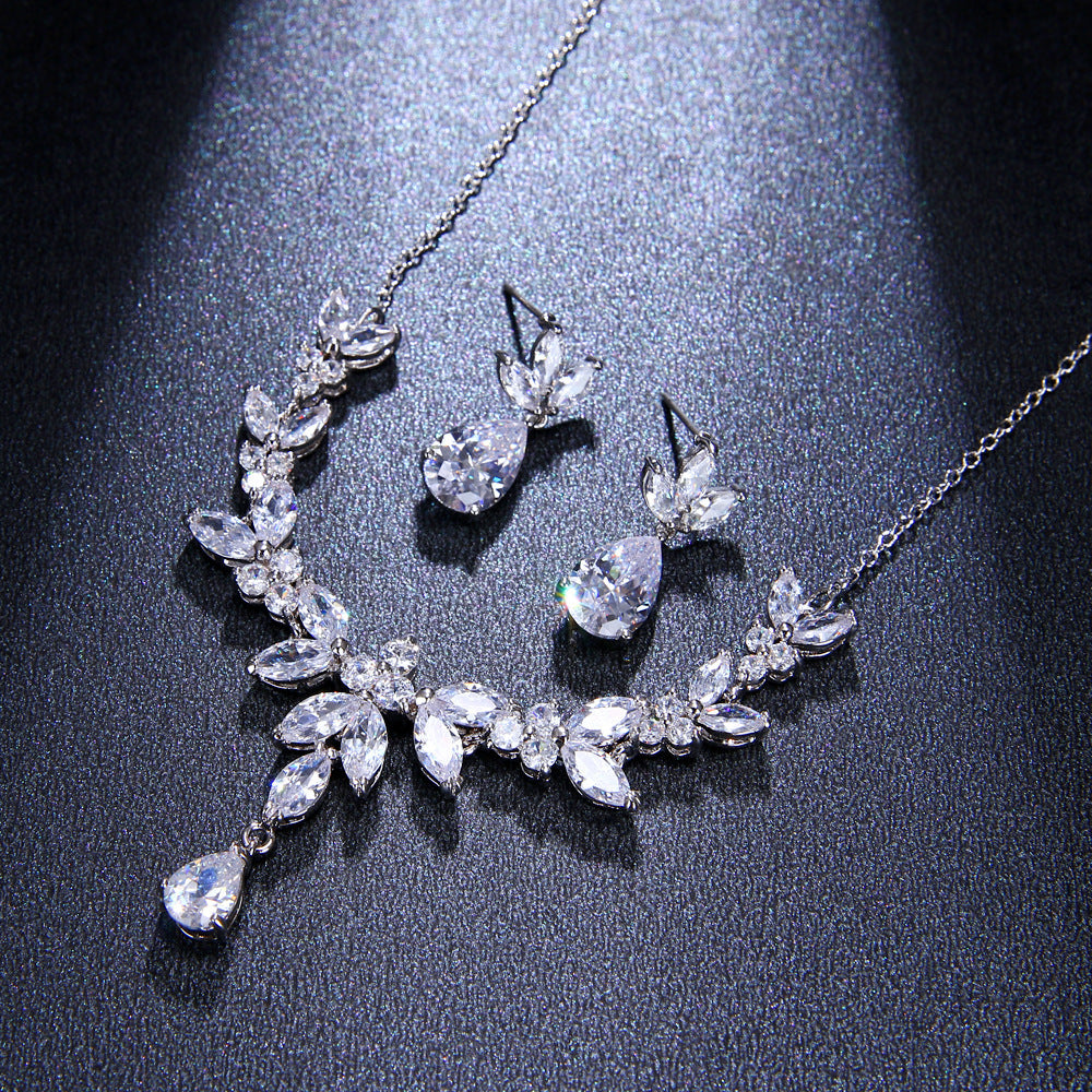 Veyra Luxus Schmuck-Set – Anhänger Halskette & Ohrringe mit Zirkonia