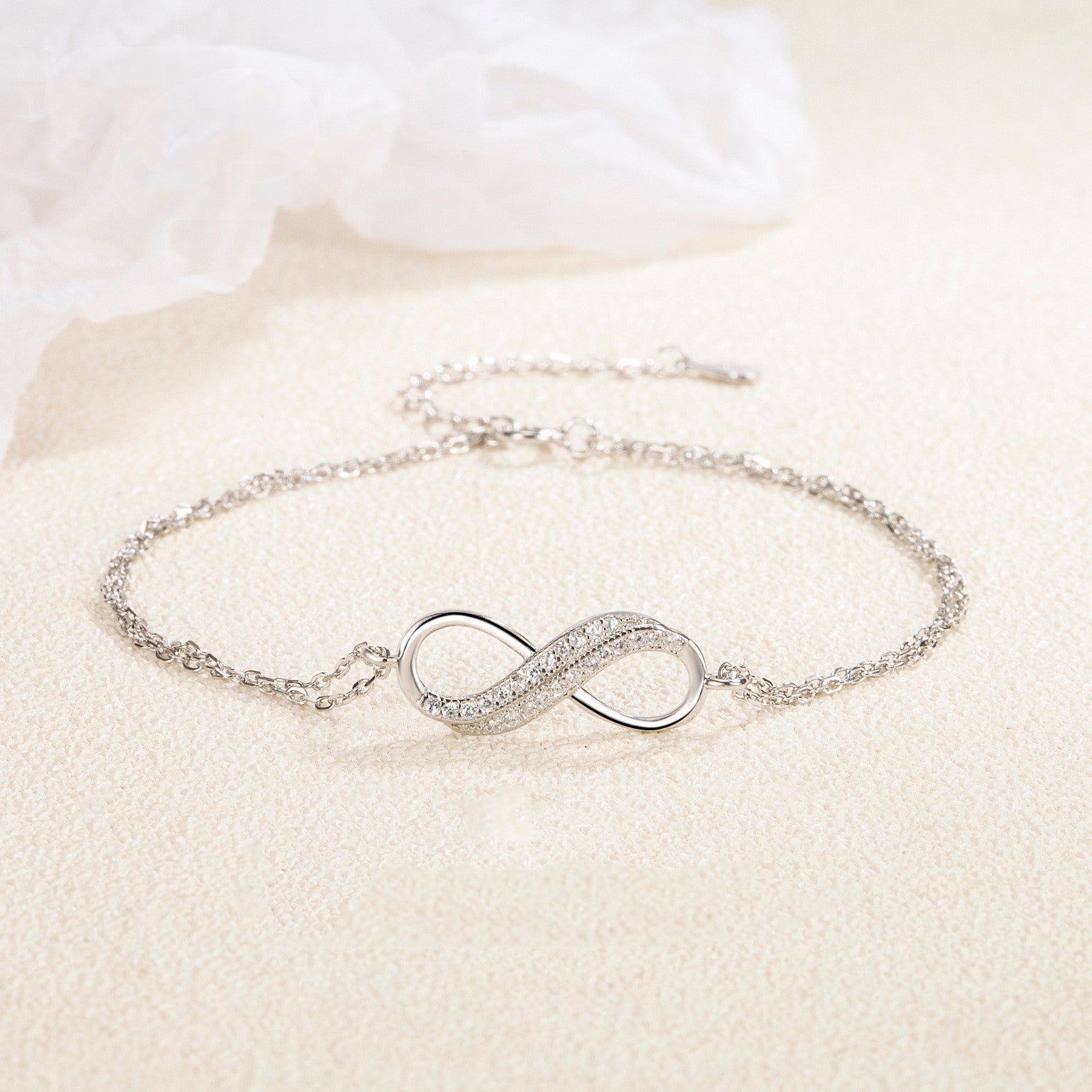 Veyra Armband Nummer 8 – Silber mit Zirkonia