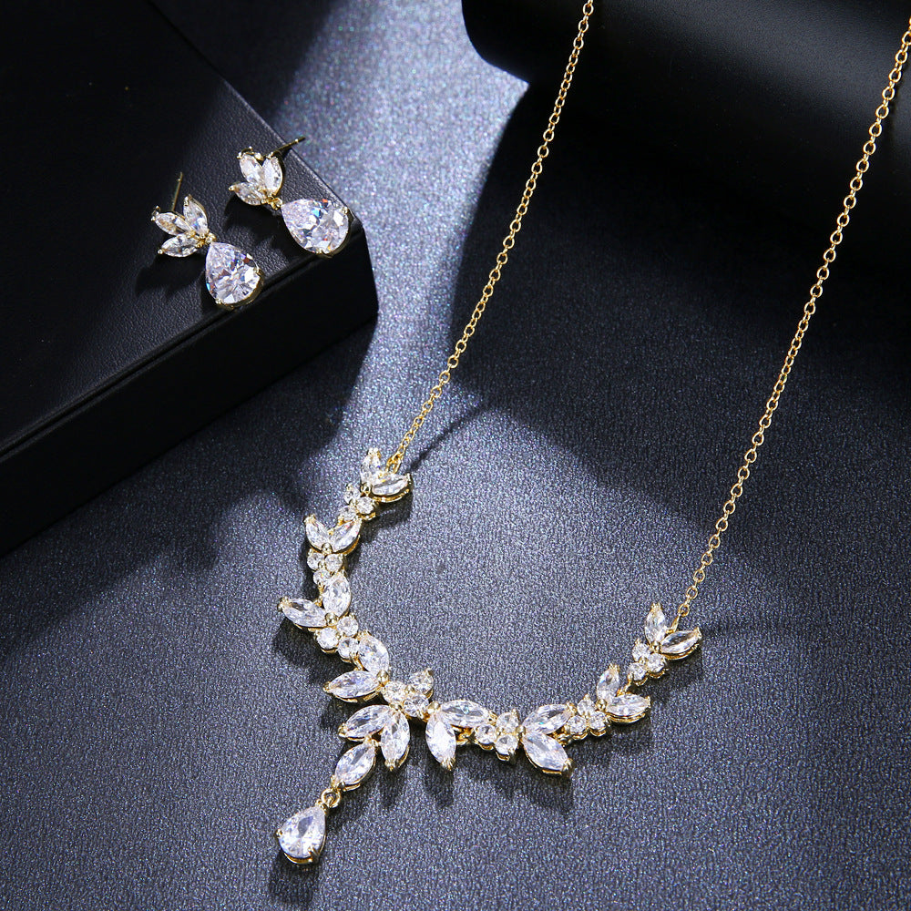 Veyra Luxus Schmuck-Set – Anhänger Halskette & Ohrringe mit Zirkonia