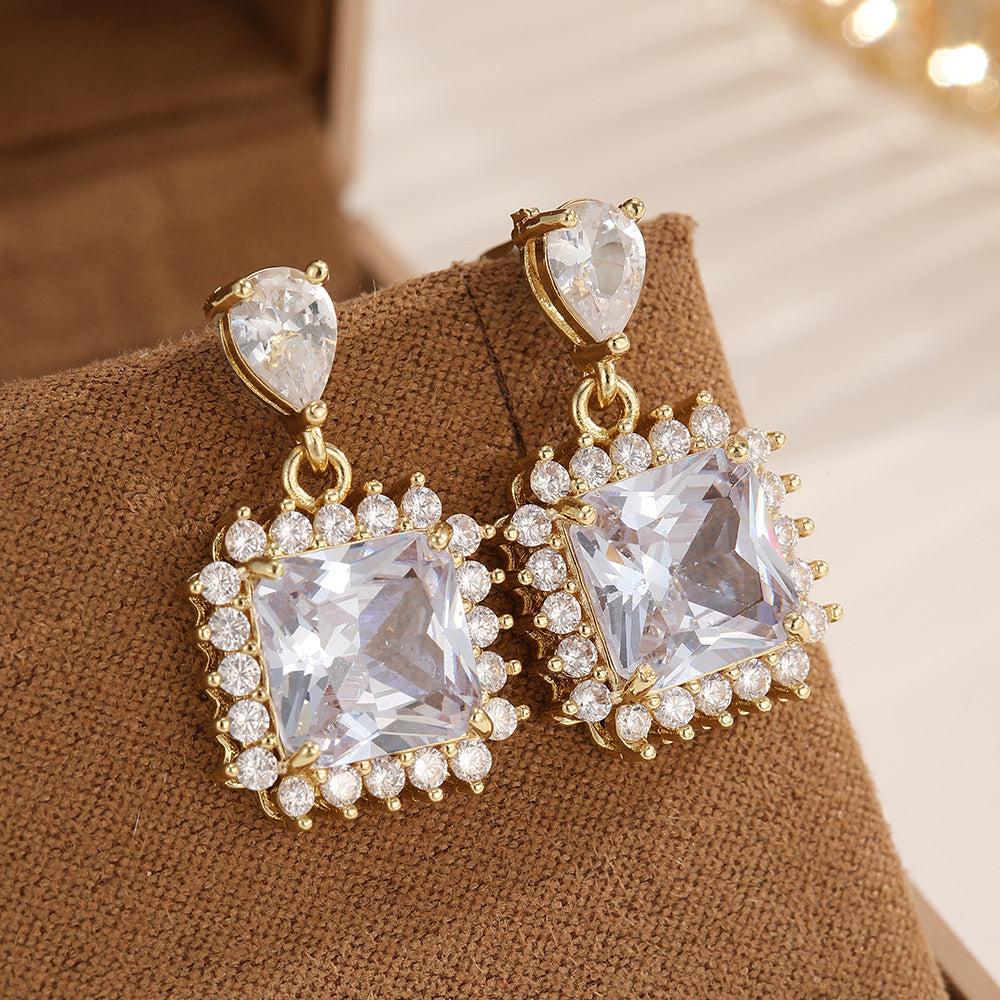 Veyra Ohrstecker mit Zirkonia – Elegant in Gold & Weißgold