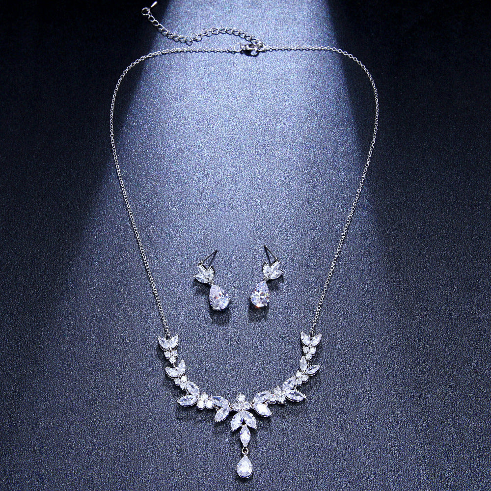 Veyra Luxus Schmuck-Set – Anhänger Halskette & Ohrringe mit Zirkonia