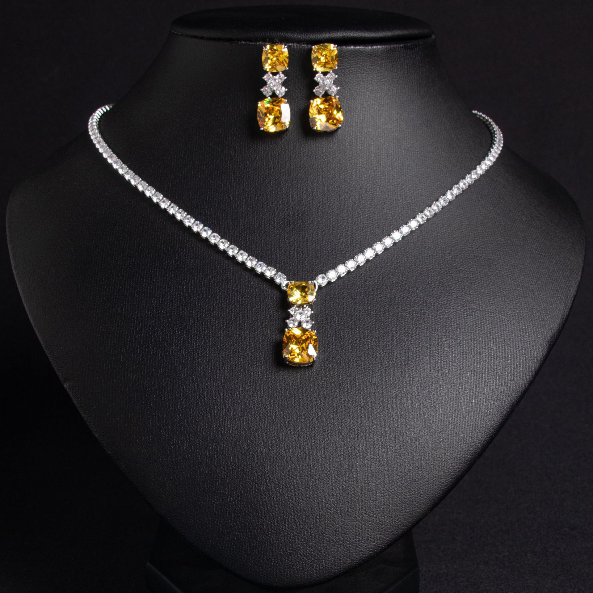 Veyra Schmuck-Set – Halskette & Ohrringe in Gold und Weiß
