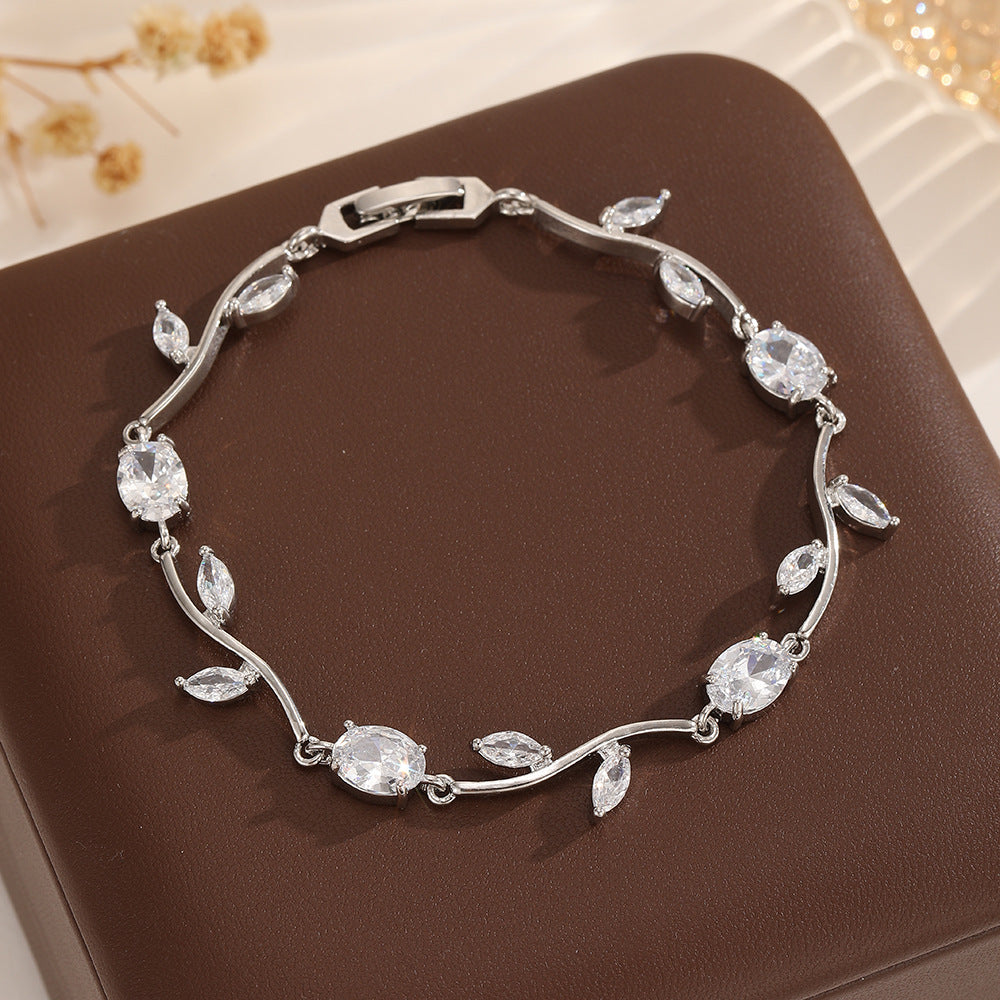 Veyra Armband mit Blumendesign – Elegant in Gold & Weißgold