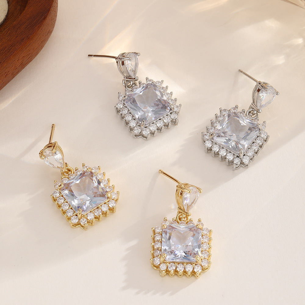 Veyra Ohrstecker mit Zirkonia – Elegant in Gold & Weißgold