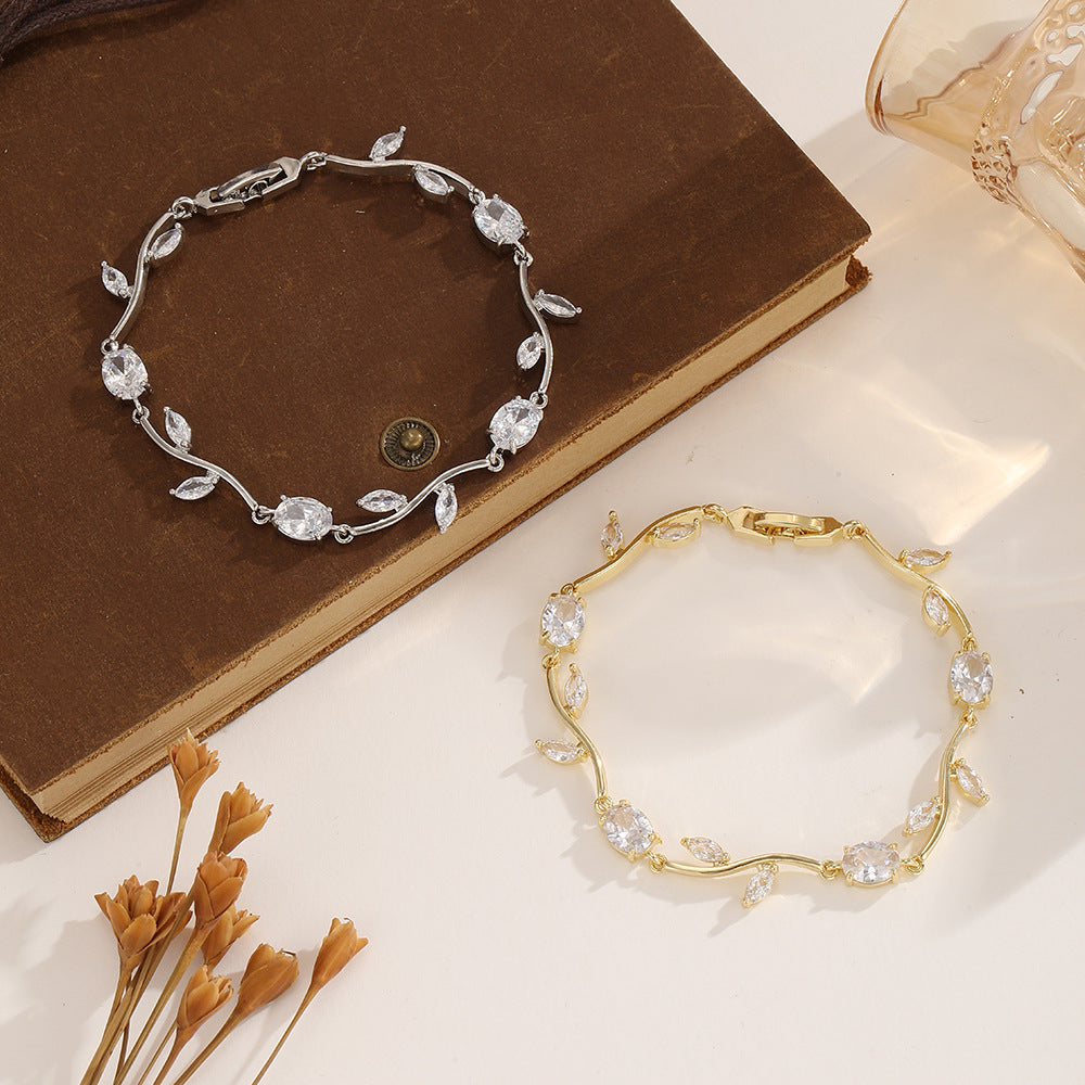 Veyra Armband mit Blumendesign – Elegant in Gold & Weißgold