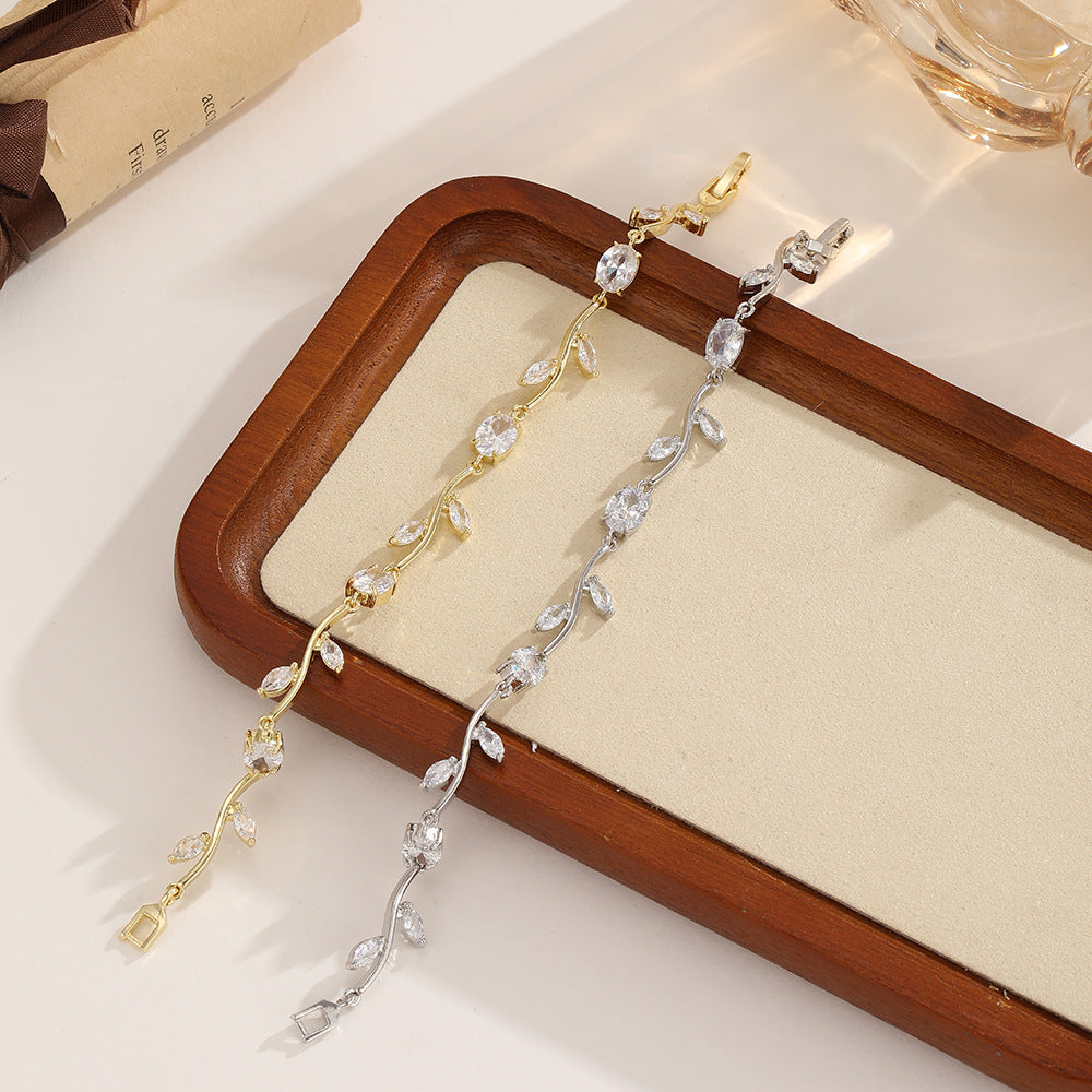 Veyra Armband mit Blumendesign – Elegant in Gold & Weißgold