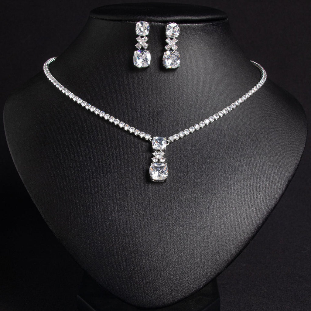 Veyra Schmuck-Set – Halskette & Ohrringe in Gold und Weiß